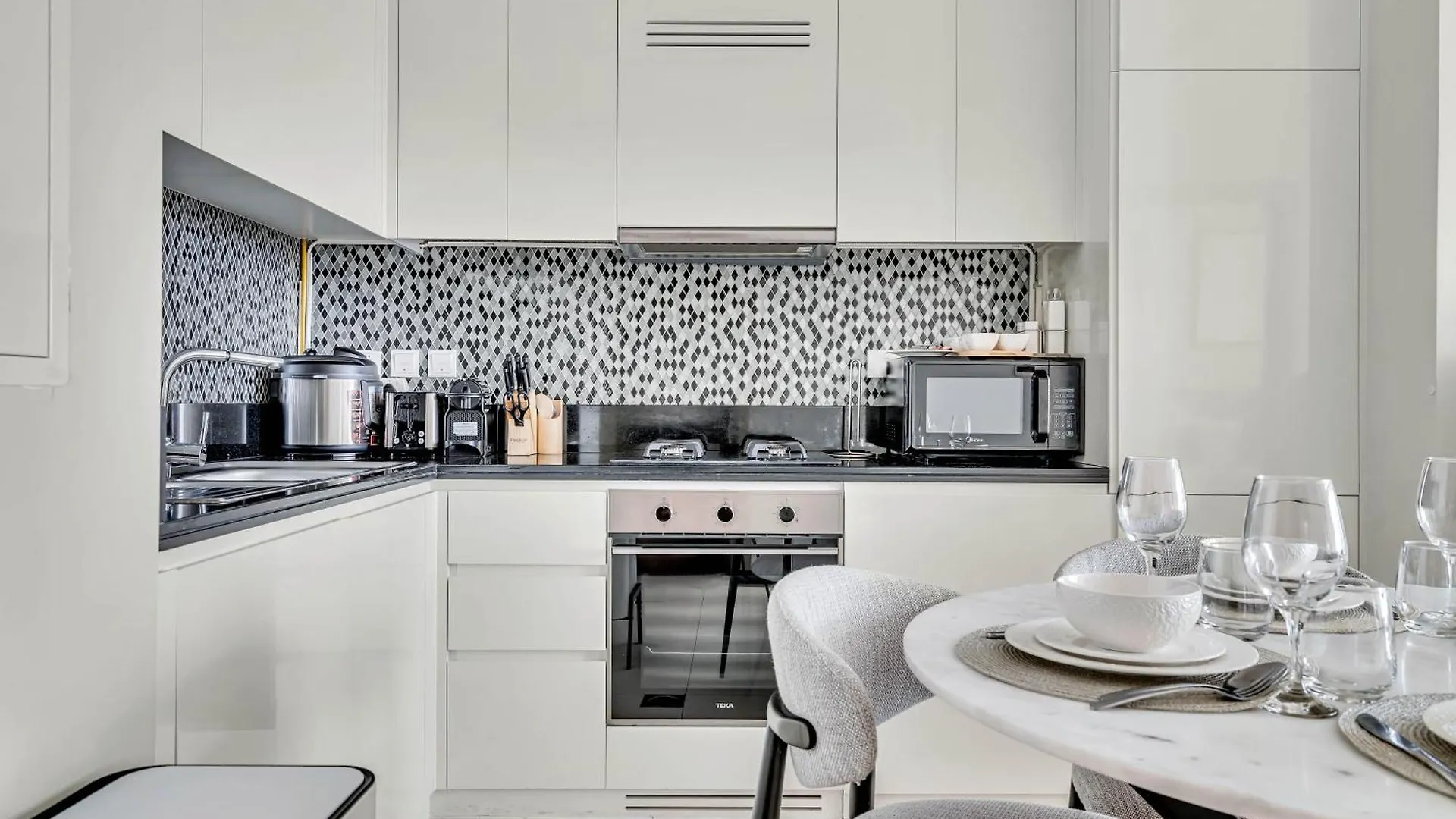 Apartment New Listing! 2Br With Balcony &City View, Aykon Tower Dubai